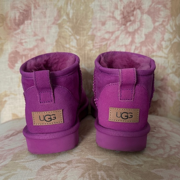 UGG Ultra Mini Classic Boot (Women) Size 8 - Picture 3 of 8